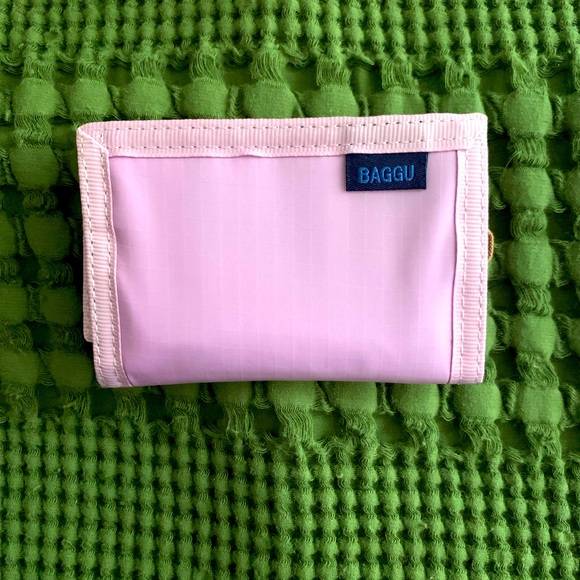 BAGGU Handbags - NEW BAGGU Nylon Wallet in color “Dusty Lilac Mix”
